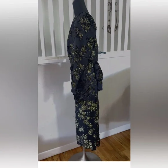 Elegant Black and Gold Long Sleeve Dress - Picture 2 of 4